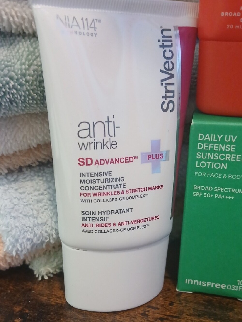 Clarins pink and white skincare trio with jar - Picture 2 of 12